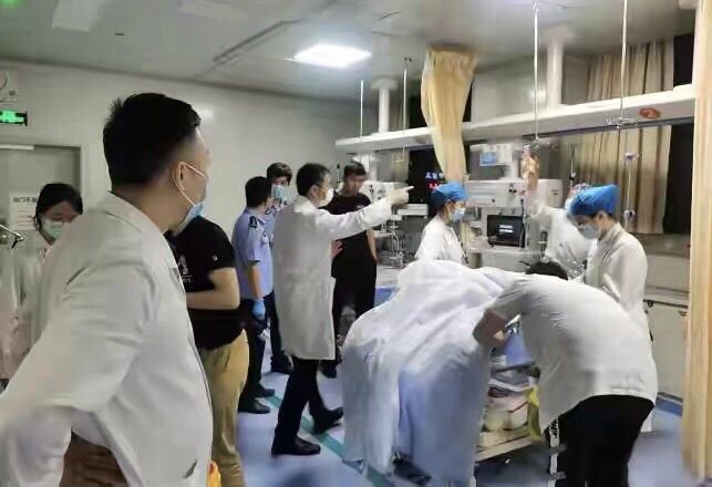 南京伤人事件一胖哥见义勇为被刺伤，救人者有无性命之忧？