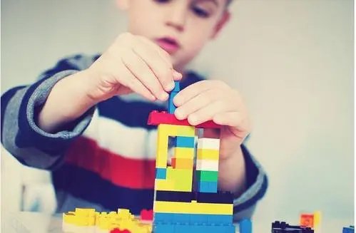 真相令人同情,小男孩交不出作业卷铺盖离家出走,现在小孩的负担有多重?