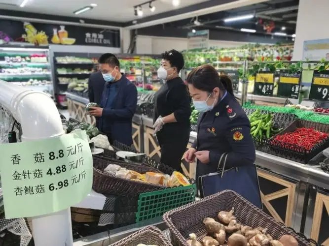 大连一超市借疫情大幅涨菜价被罚50万,这家超市违反了什么相关规定?