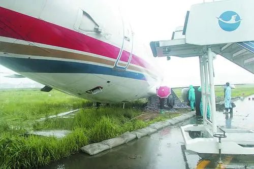 东航坠毁客机第二副驾毕业三年，父亲开车母亲务农，他的家人对此有何表示？