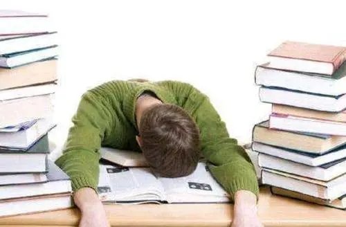 真相令人同情,小男孩交不出作业卷铺盖离家出走,现在小孩的负担有多重?