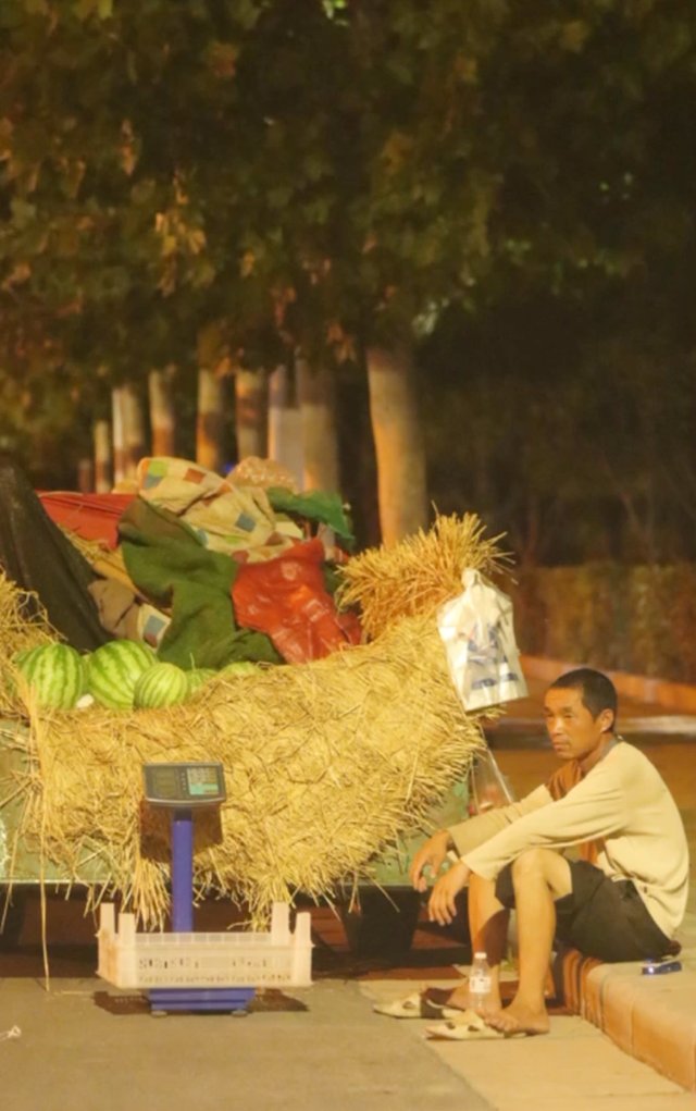 路灯下卖西瓜的父亲看哭网友，这背后有着怎样令人感动的故事？