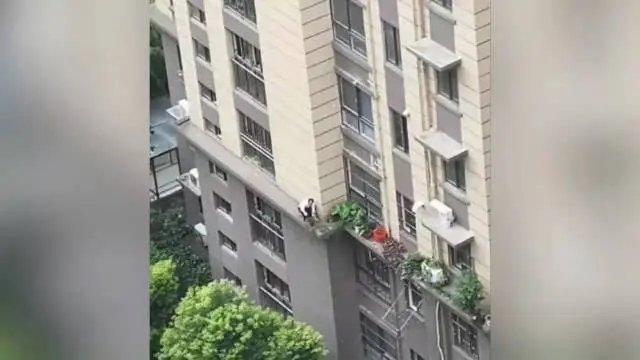 震惊！一男子在楼房“腰线处”浇花失足坠亡！谁该为这件事负责？