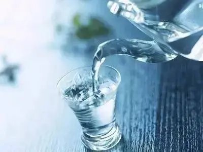 专家建议每天保证1.5升以上饮水量，水对我们生活有哪些作用？