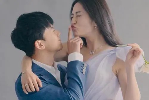 谢娜和张杰接女儿放学，他们一家四口有多幸福？