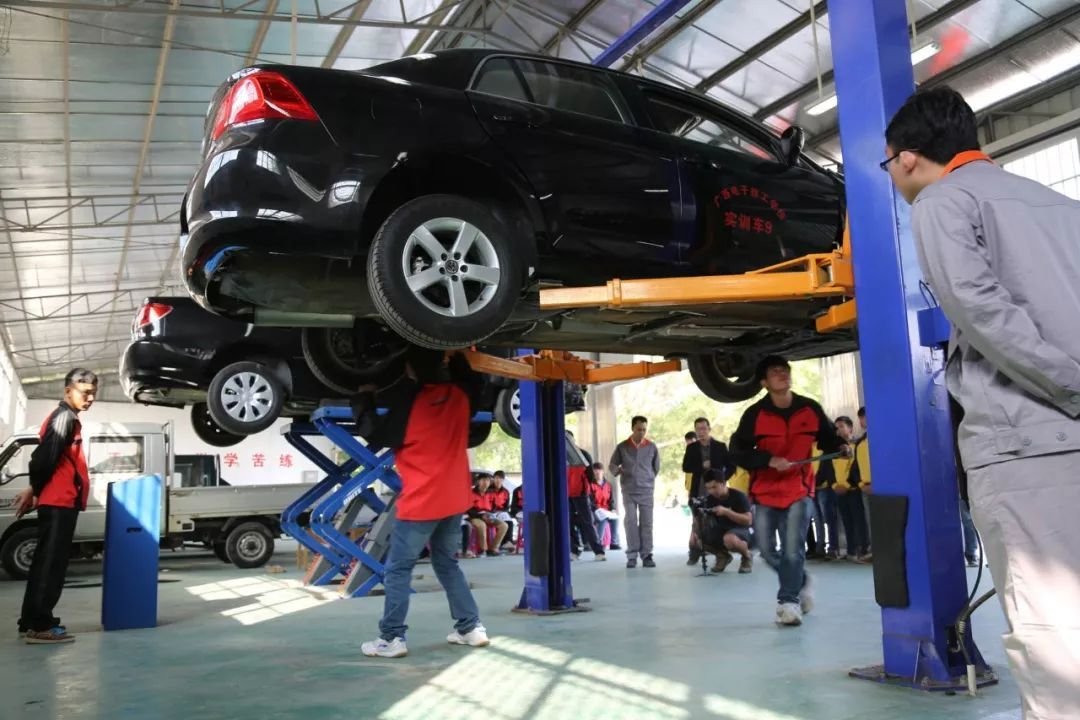 00后女生拿下汽修比赛亚军，为此都付出了什么？