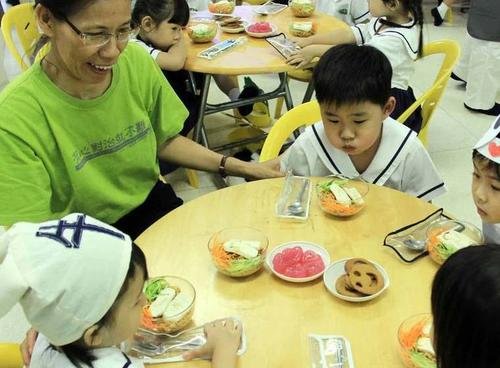 众说纷纭！幼儿园给孩子吃“全素食”引父母不满，教育局怎么回应？