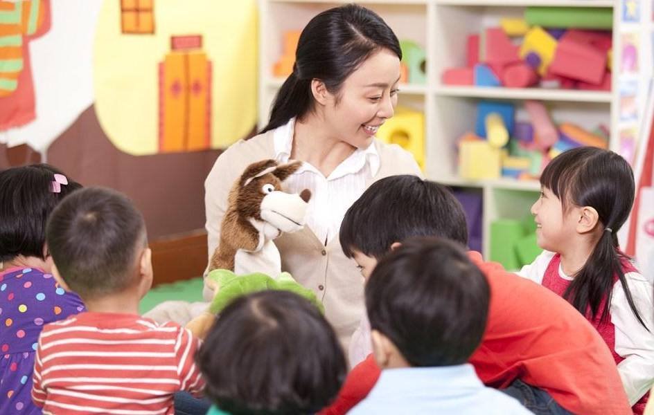 大家觉得学幼师出来后就业前景好不好?