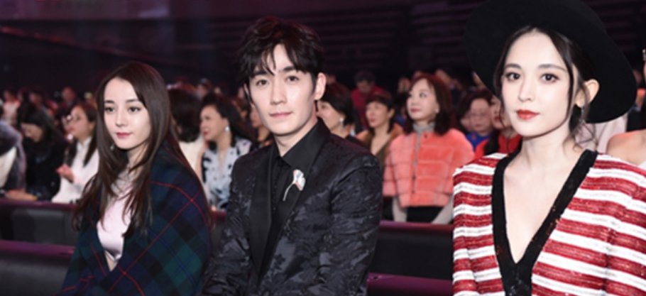 当朱一龙被热巴和娜扎夹在中间时，他频繁做3件事，是哪三件事呢？