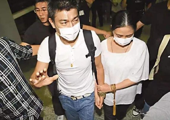 刘德华与朱丽倩的婚姻状态如何？