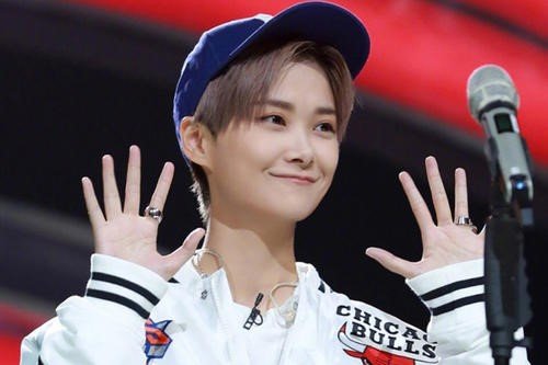 李宇春戳爷同框,从“春哥”到时尚教主,为何李宇春一直在巅峰?