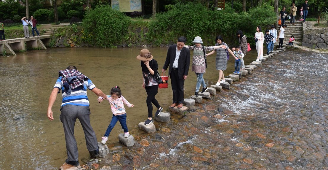 紧走搭石慢过桥这句俗语怎么理解？