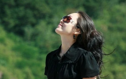 我爱红黄蓝爱我在我心田 是什么歌？？