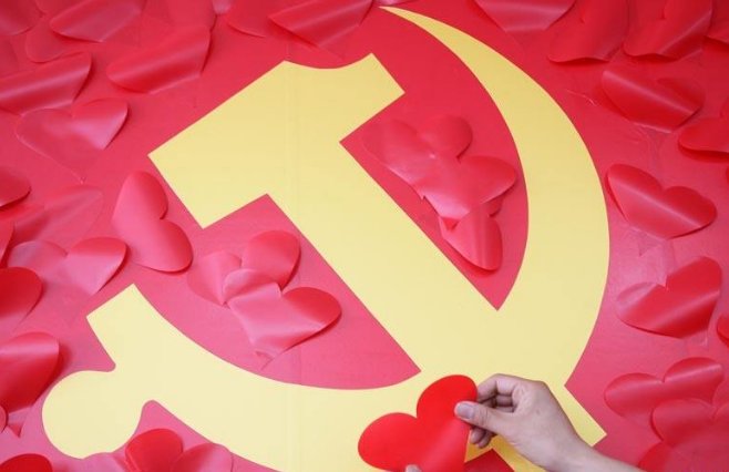 在党旗下成长的童谣，诗歌或散文。