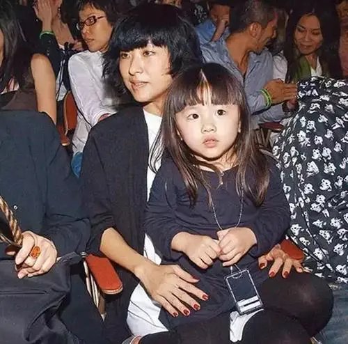 陈奕迅老婆晒女儿近照，打扮时尚前卫身材姣好，是否有进入娱乐圈的可能？