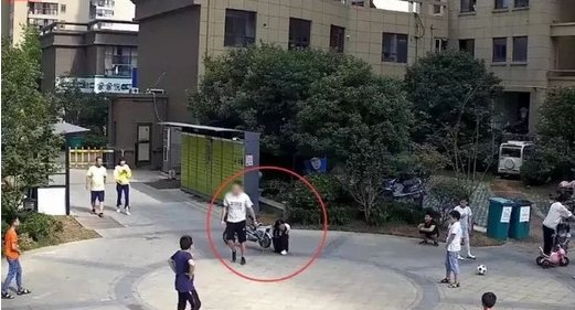 男孩踢球砸中女子被一脚踹飞，到底孰是孰非？