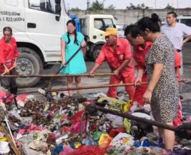 一名女子19万婚戒被误扔，在垃圾堆寻找3小时，后来怎样了？