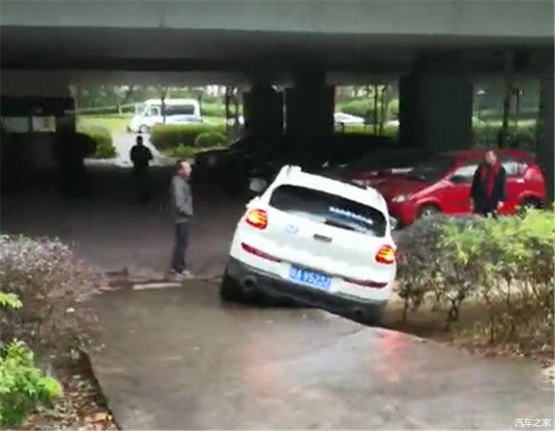 柳州市文昌桥底有条小路，三天两头有车被卡住！