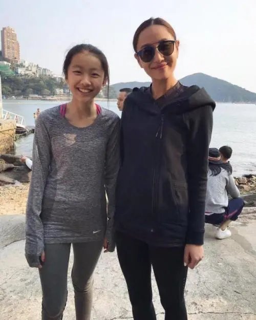 陈奕迅老婆晒女儿近照,打扮时尚前卫身材姣好,是否有进入娱乐圈的可能?