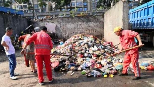 一名女子19万婚戒被误扔，在垃圾堆寻找3小时，后来怎样了？