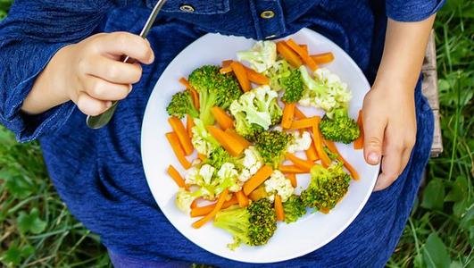 众说纷纭！幼儿园给孩子吃“全素食”引父母不满，教育局怎么回应？