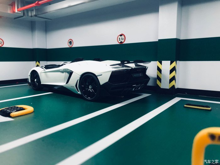 来自意大利的怪兽，Aventador ，一切都感觉太香了