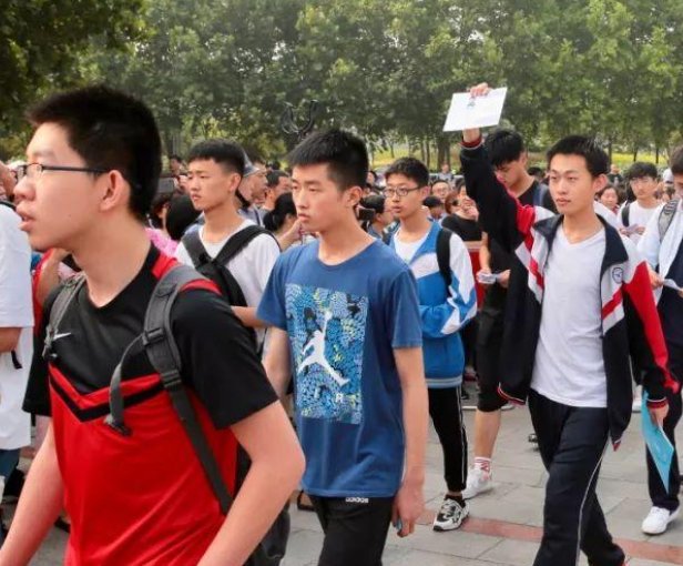 历届高考作文的惊艳句段，你觉得高考作文背模板有用吗？