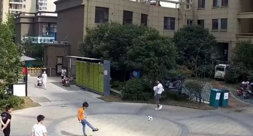 男孩踢球砸中女子被一脚踹飞，到底孰是孰非？