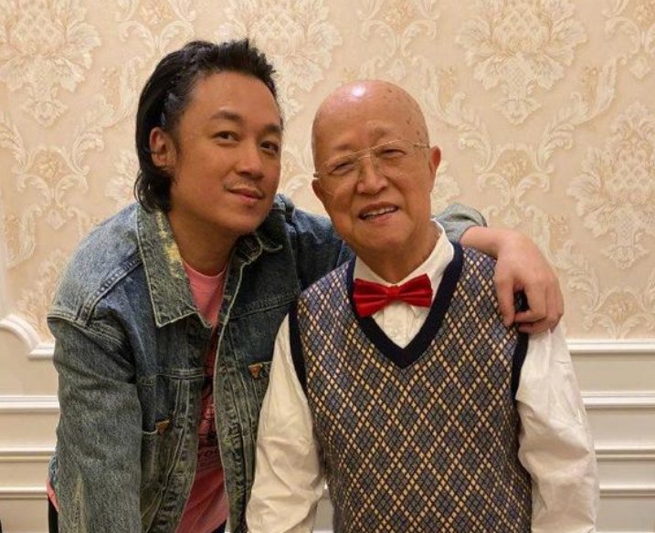 潘粤明晒出了父亲光荣在党50年奖章，什么样的人才能获得此奖章？