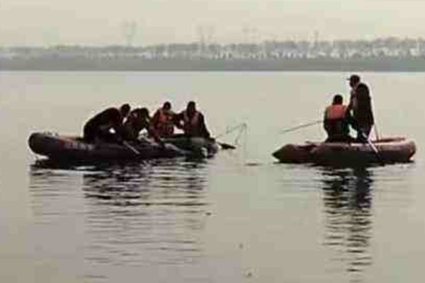 江苏24岁年轻妈妈抱2个月大婴儿跳湖双双身亡，这位妈妈为何想不开？