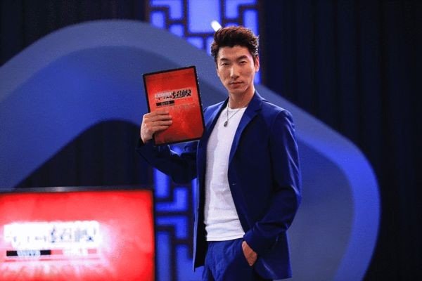 张亮和神秘女子9月出游香格里拉照片被曝 ，这个女子是新女友还是寇静？