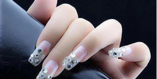 美甲钻粘贴方法？