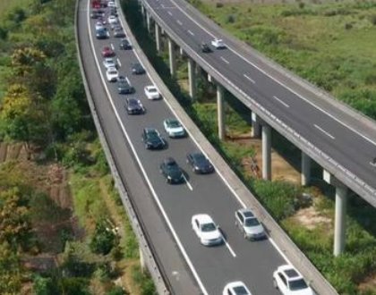 国庆成都高速堵车男子下车休息被遗忘，一路小跑追车，出行时需要注意什么？