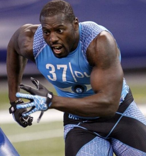 NBA球员和橄榄球球员，哪一方的肌肉更强？