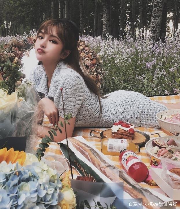 周扬青整容前旧照公开，原生样貌惹关注，你有何看法呢？