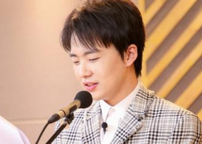 郭德纲现场“警告”张若昀，他们之间有何渊源？