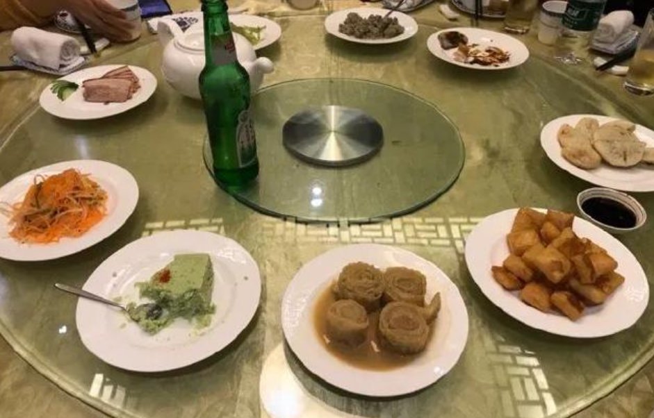 “厉家菜”的菜品引热议，其一桌菜是否值3000元？