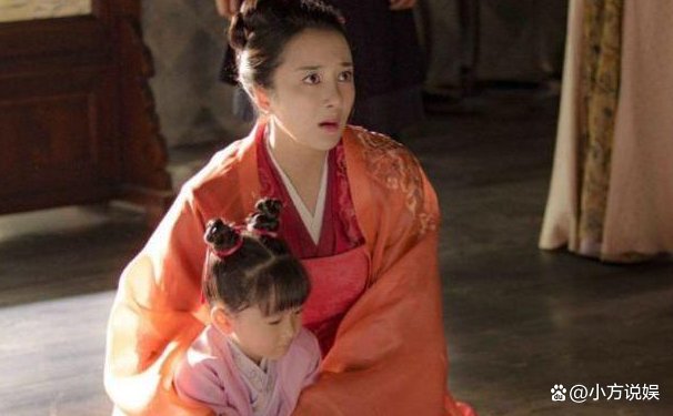 李依晓五次整容原因令人心酸，15岁上大学18岁出道，她靠什么走红？