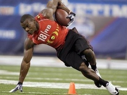 NBA球员和橄榄球球员，哪一方的肌肉更强？