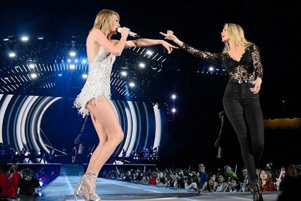 霉霉与宿敌水果姐&前任哈卷同台，情况是怎样的？