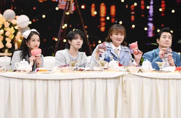 华晨宇包场支持关晓彤的新电影，你如何看待华晨宇的这一行为？