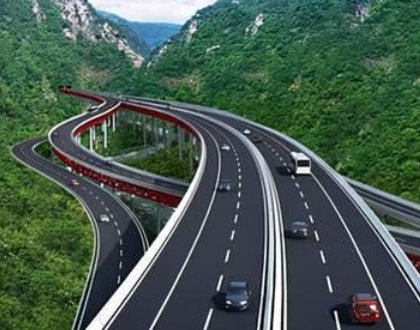 国庆成都高速堵车男子下车休息被遗忘，一路小跑追车，出行时需要注意什么？