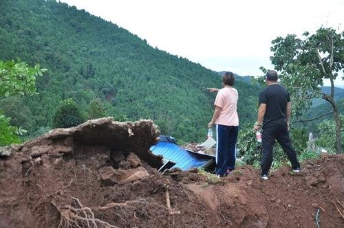 女子发现客厅1厘米裂缝救21户村民，事情原委是怎样的？