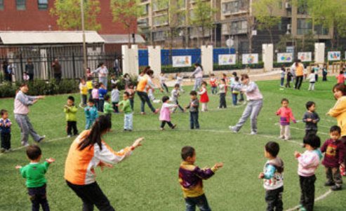 幼儿园老师坐孩子身上玩手机被举报，该事件最新进展是什么？