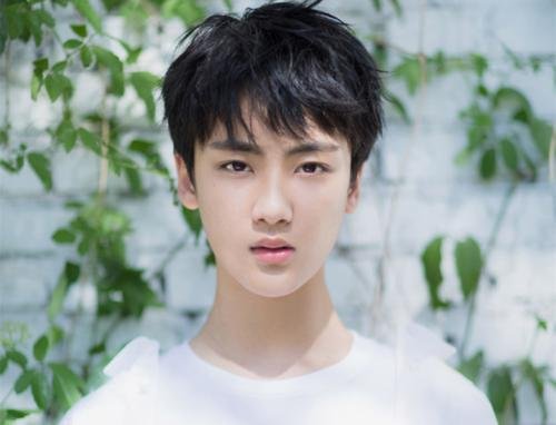 未成年演员边程为自己抽烟行为道歉，如何评价他这样的行为？