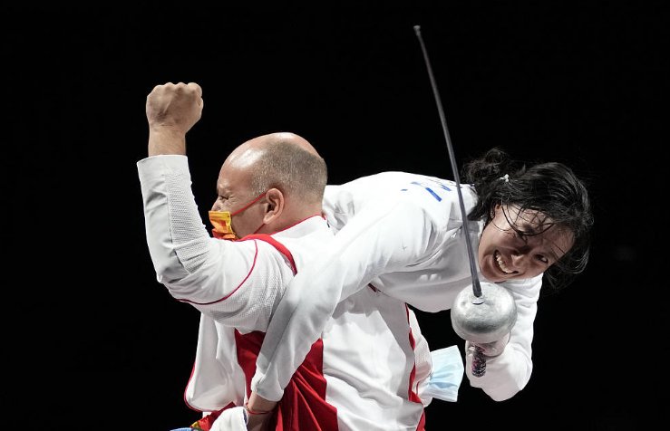 孙一文勇夺奥运第三金，教练扛起她就跑，奥运夺冠有多激动？