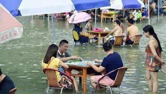 成都大妈洪水中打麻将，大妈会不会有危险？
