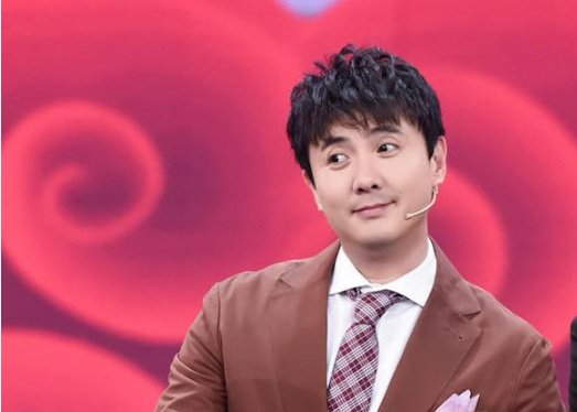 中国影史首位200亿票房演员，竟然比吴京还火，究竟会是谁呢？