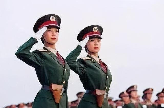 还记得99年阅兵式，那对红遍全国的双胞胎女兵吗？如今过得怎样？