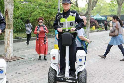 民警陪妻子逛街路上联手抓贼，现场是什么情况？